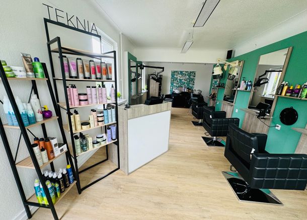 Salon und Produktregal